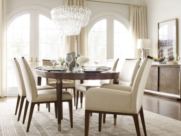 Ruang makan formal dengan meja mewah dan kandelaber